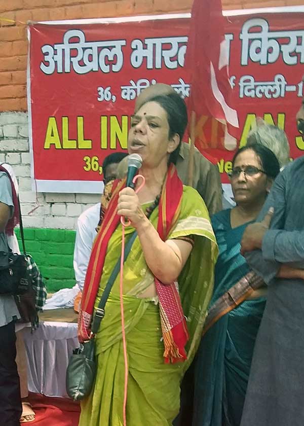 Roma Malik, Deputy General Secretary of the All India Union of Forest Working People speaks at a protest in New Delhi organized by Bhoomi Adhikar Andolan on July 22, 2019.  Credit: The Oakland Institute