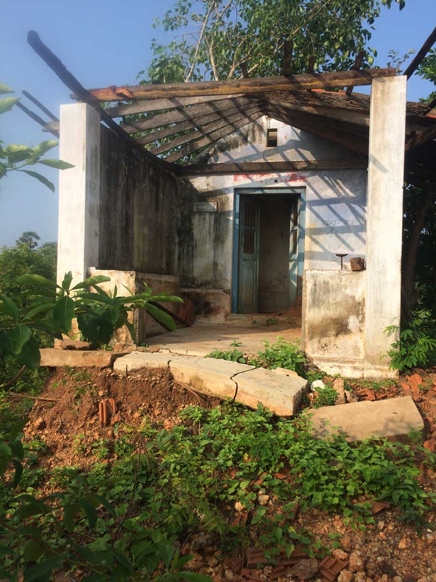 The houses of resettled IDPs that are still standing need major repairs. Credit: The Oakland Institute